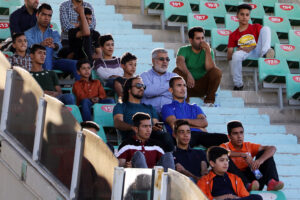 فرزاد حسینخانی بازیکن تیم مس که به دلیل مسدومیت بر روی نیمکت تماشاجیان نشسته است