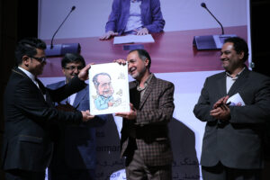 اهدای کاریکاتور حمید نیک نفس شاعر و طنزپرداز رفسنجانی توسط محمد صالح رزم حسینی کاریکاتوریست کرمانی