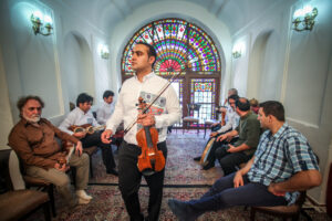 به همت کرمانی ها مجید درخشانی برای استاد شجریان نواخت