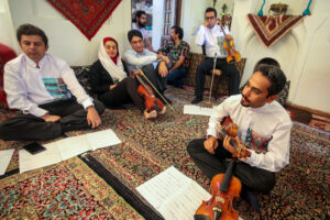 به همت کرمانی ها مجید درخشانی برای استاد شجریان نواخت