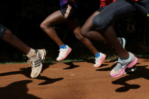 ورزشکاران در صبح زود در ایتن در نزدیکی شهر از الدوریت ، در غرب کنیا./ عکاس: زیگفرید / رویترز