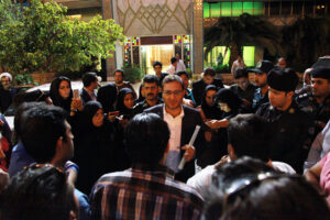 تجمع و اعتراض جمعی از چای خانه داران بعد از پایان نشست شورای شهر
