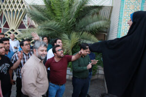 تجمع و اعتراض جمعی از چای خانه داران قبل از شروع نشست شورای شهر