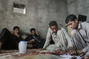 حامدد مرادی دهیار روستا آمار سرشماری اهالی را در نرم افزار اختصاصی مرکز آمار وارد میکند