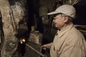 آهنگری از قدیمی‌ترین هنرهای فلزکاری است