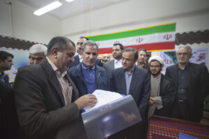 اسحاق جهانگیری در حاشیه بازدید از ستاد انتخابات کرمان