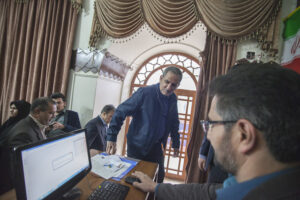 اسحاق جهانگیری در حاشیه بازدید از ستاد انتخابات کرمان